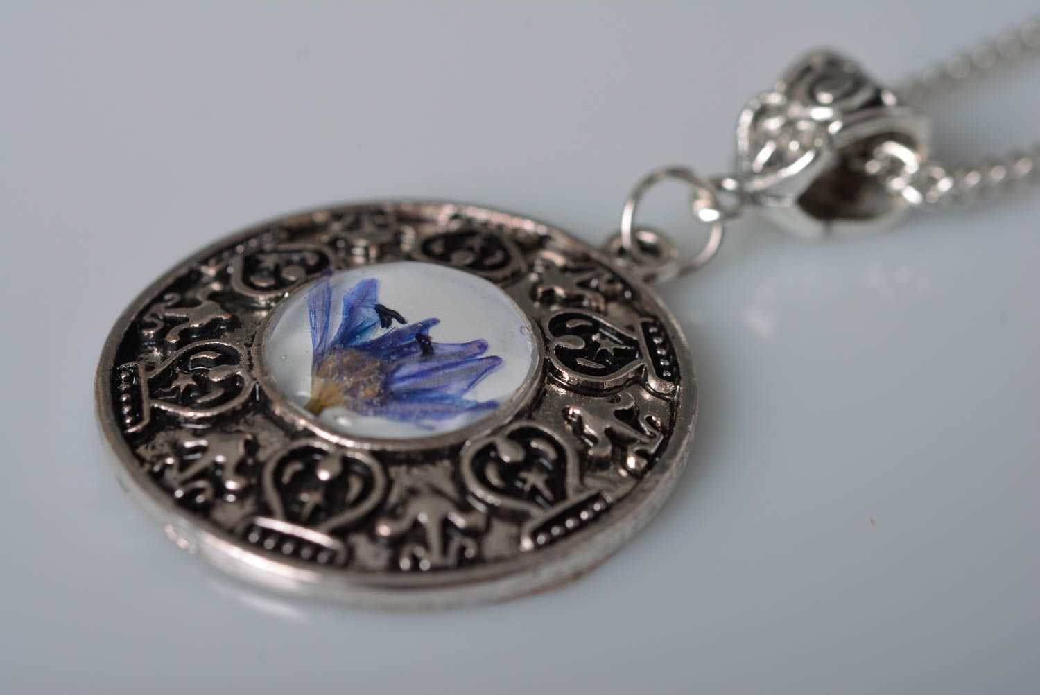 Pendentif rond Bijou fait main métal fleur bleue stylé Accessoire femme design photo 4
