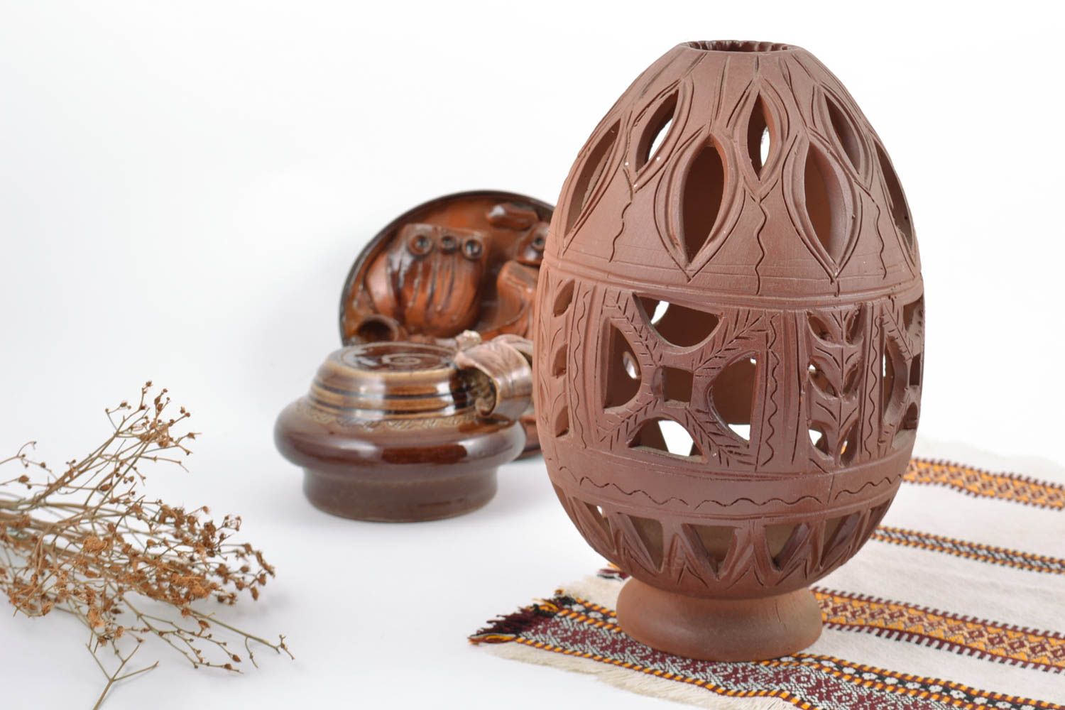Braune ethnische Deko Vase aus Ton in Form vom Osterei handmade foto 1