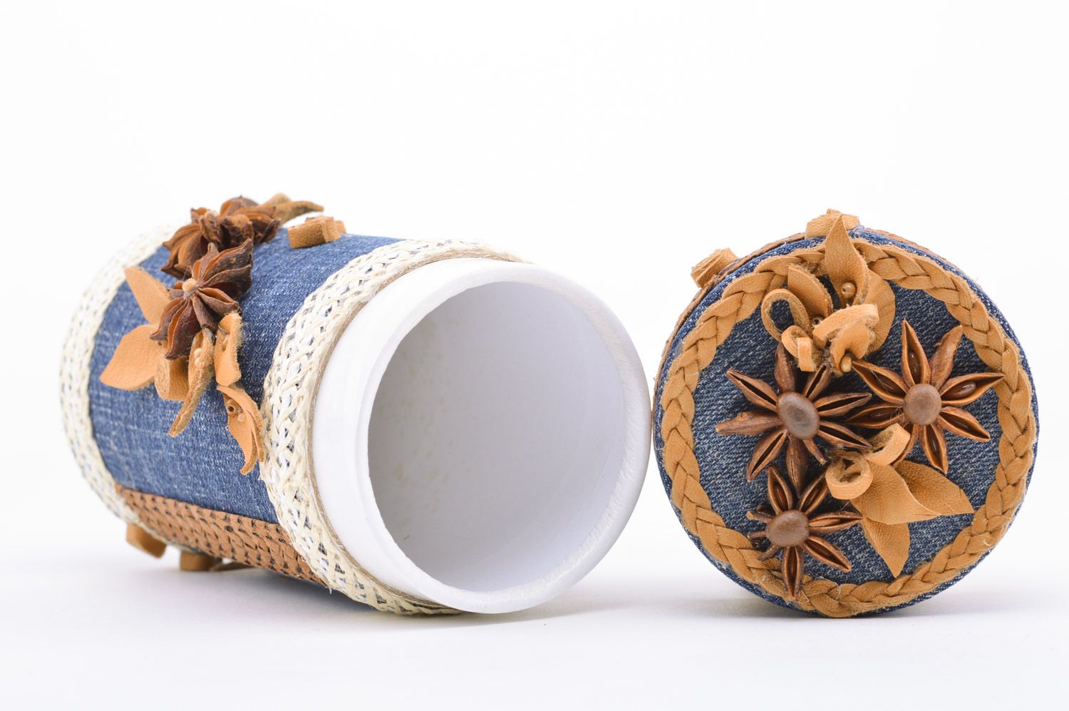 Petite boîte cylindrique déco revêtue de jean faite main avec fleurs en cuir   photo 2