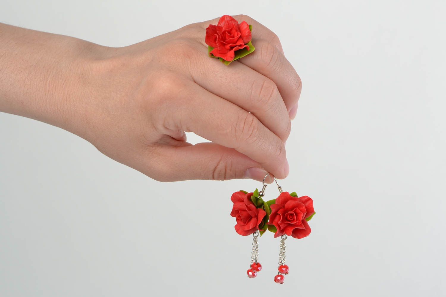 Juego de bisutería de porcelana fría anillo y pendientes artesanales con forma de rosas foto 1