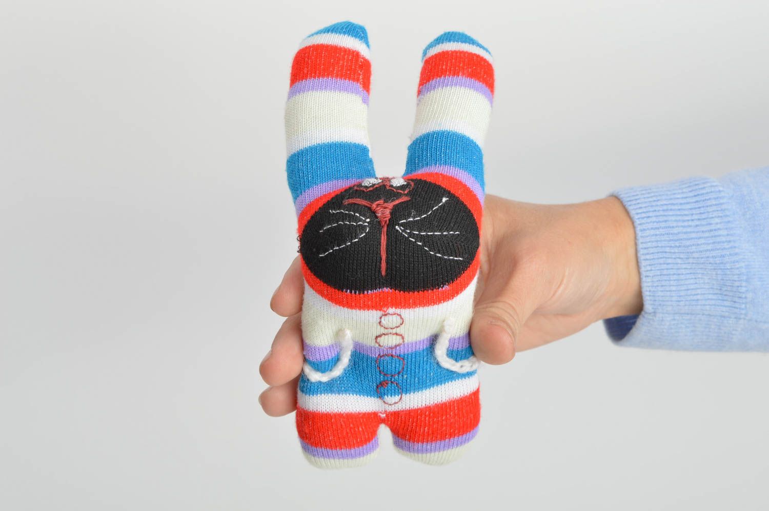 Juguete de peluche hecho a mano de calcetín artesanal rayado con forma de liebre foto 3