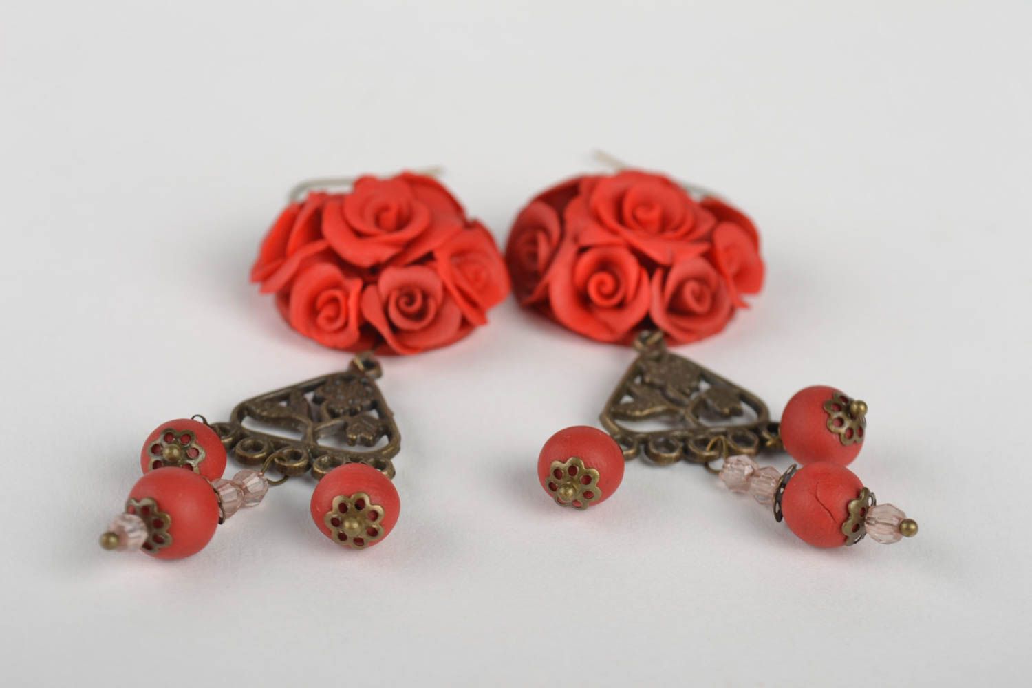 Boucles d'oreilles pendantes Bijou fait main rouge roses Accessoire femme design photo 4