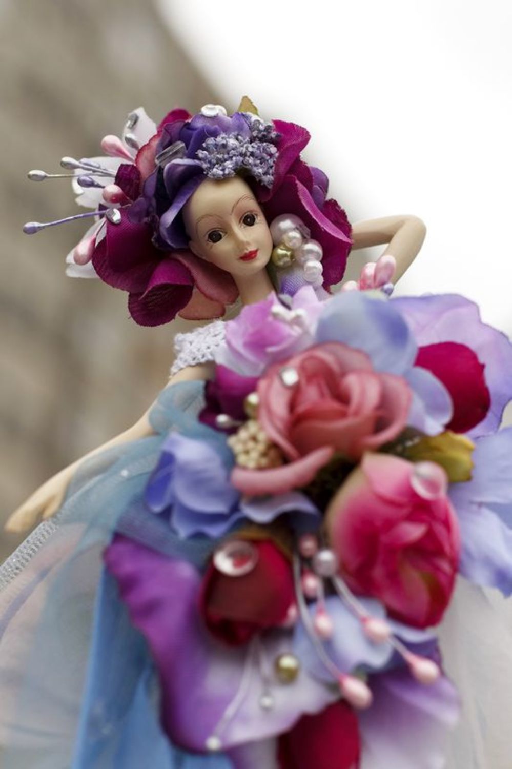 Muñeca de porcelana con flores para boda foto 3