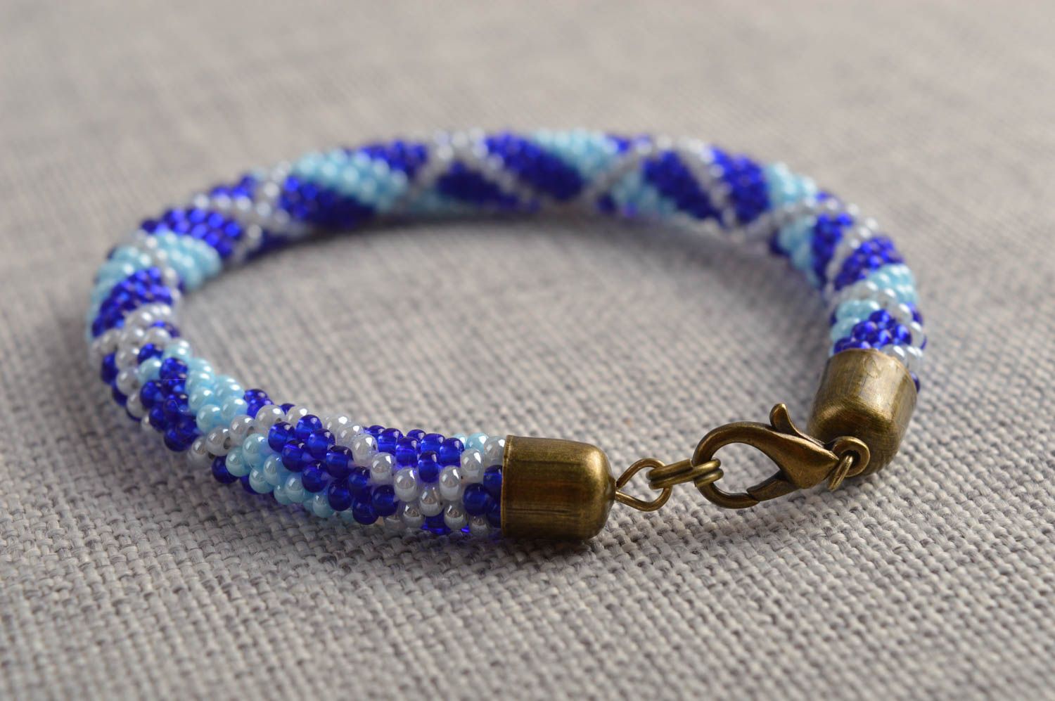 Bracelet bleu Bijou fait main tissé en perles de rocaille Cadeau enfant photo 1