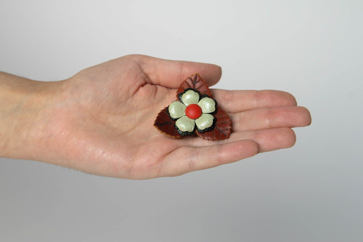 Broche Barrette en cuir faite main fleur menthe originale Accessoire femme photo 2