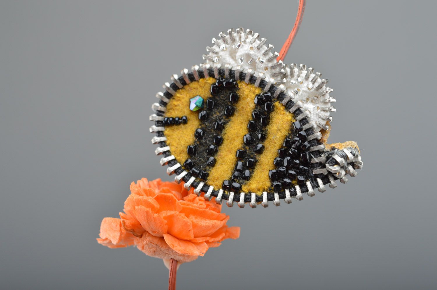 Small homemade funny cashmere brooch with zippers Bee photo 5