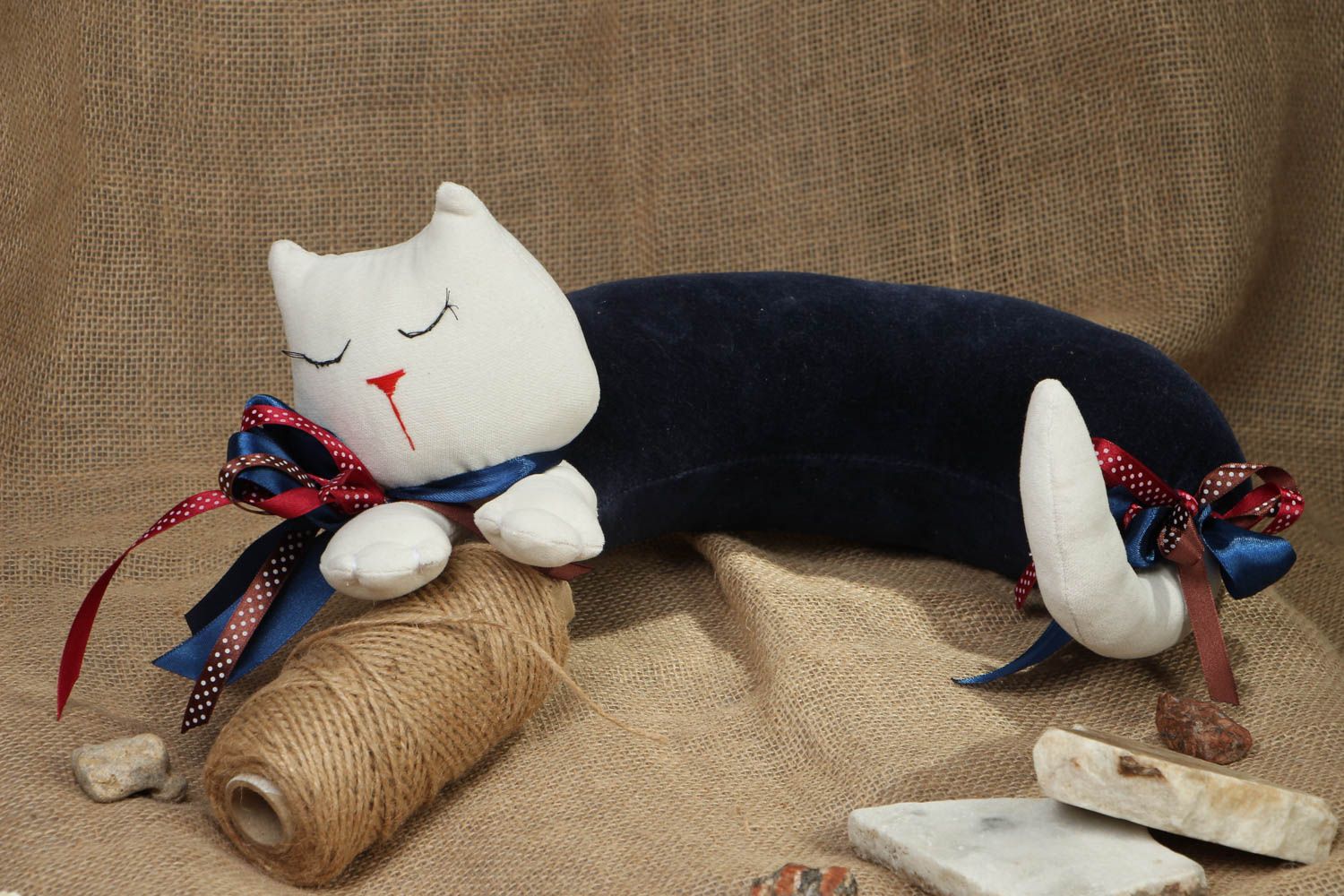 Интерьерная игрушка подушка в виде кота фото 5