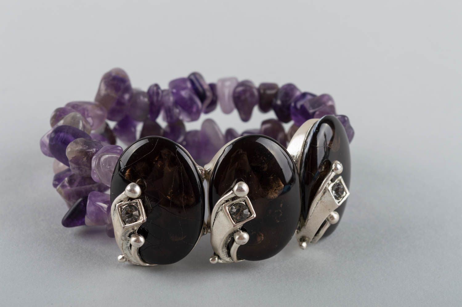 Bracelet en améthyste et laiton volumineux violet-noir fait main original  photo 2