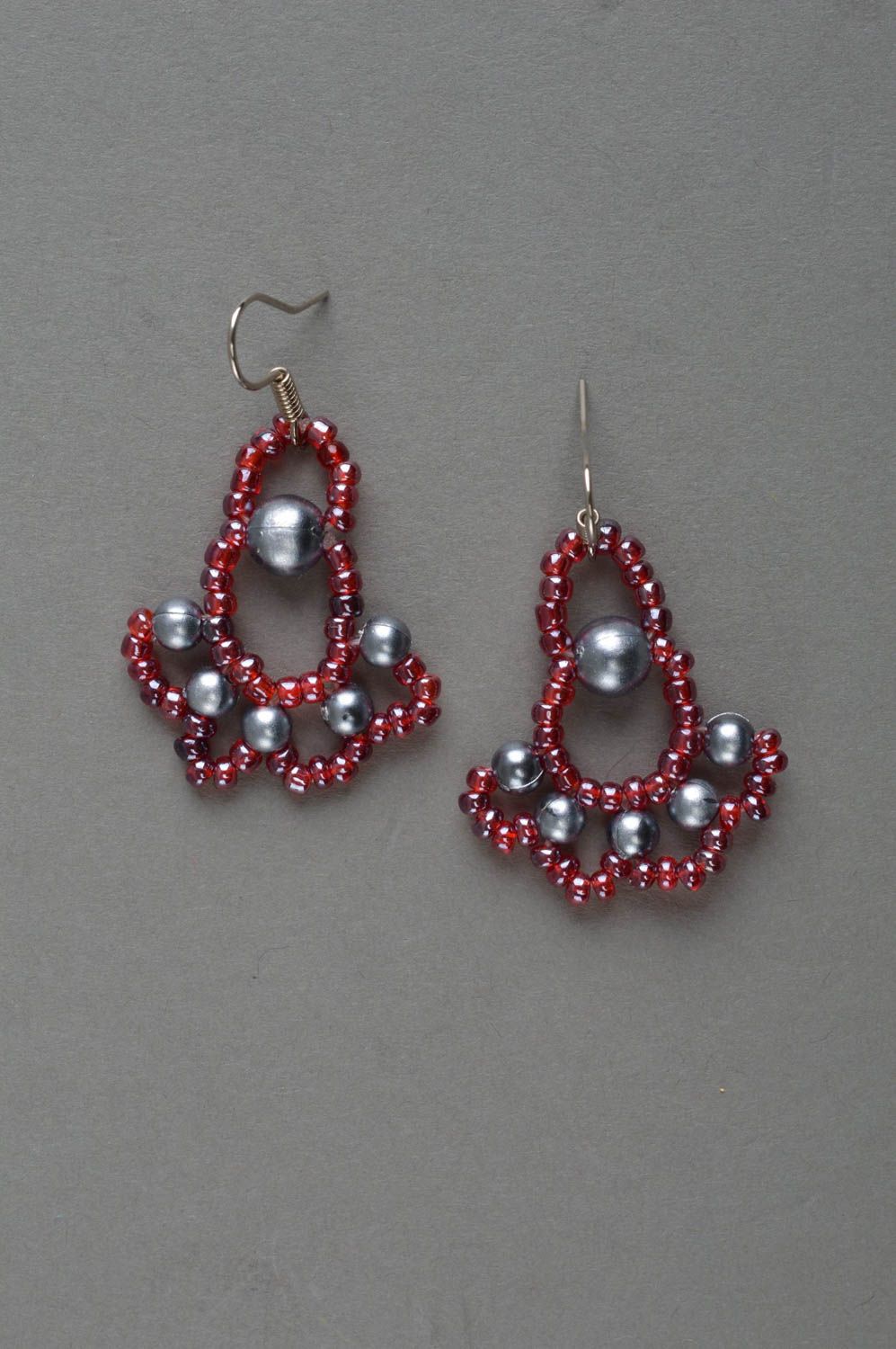 Große lange Ohrringe aus Rocailles und Glasperlen handgemacht grau rot foto 2