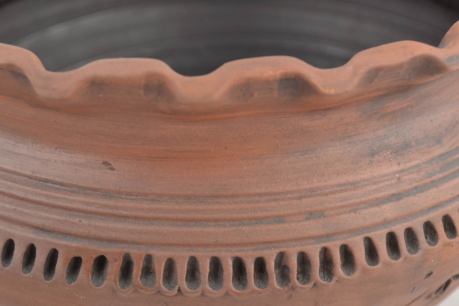Глиняный горшок ручной работы большой объемом 3 литра коричневый с узорами  фото 3