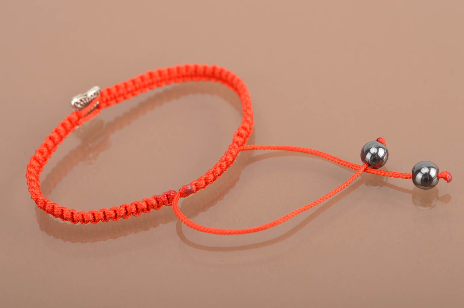 Bracelet rouge en fils de soie fin fait main avec papillon en métal stylé photo 5