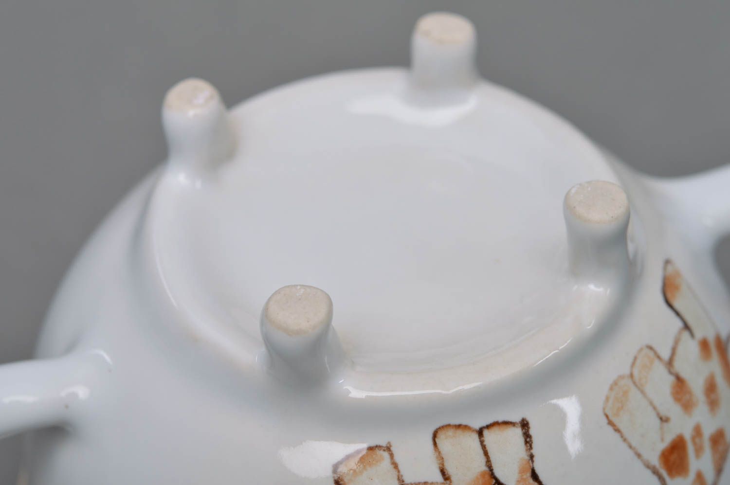 Originelle weiße handgemachte Tasse aus Porzellan mit Glasur Bemalung für Kinder foto 3