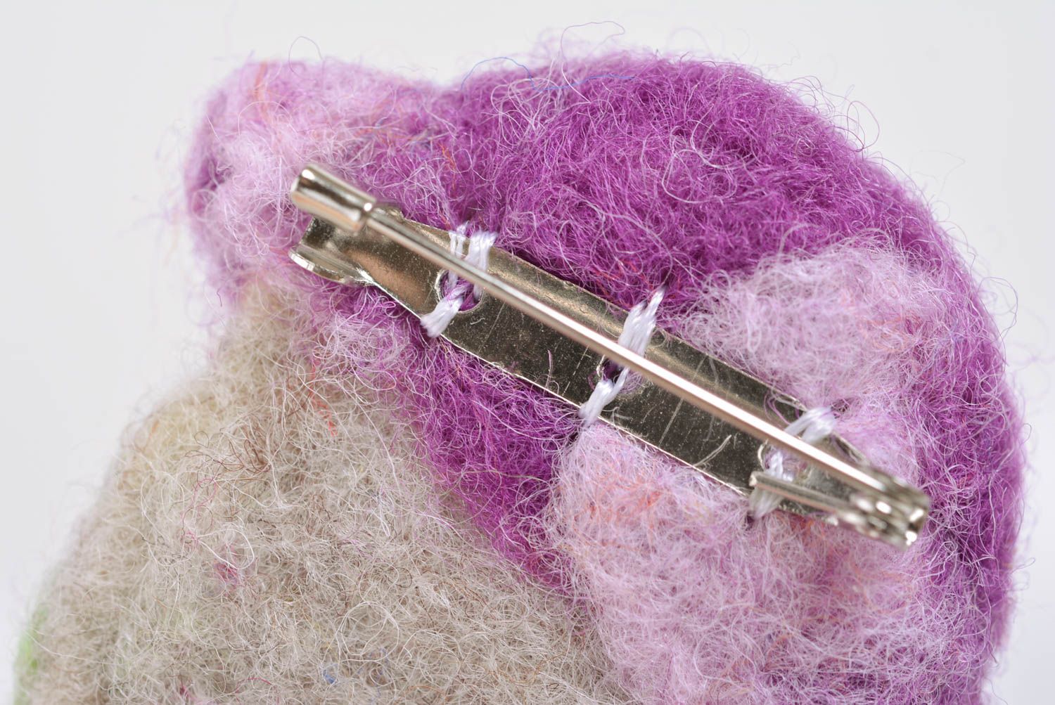 Небольшая брошка в технике валяния из шерсти домик фиолетовый аксессуар хенд мейд фото 5