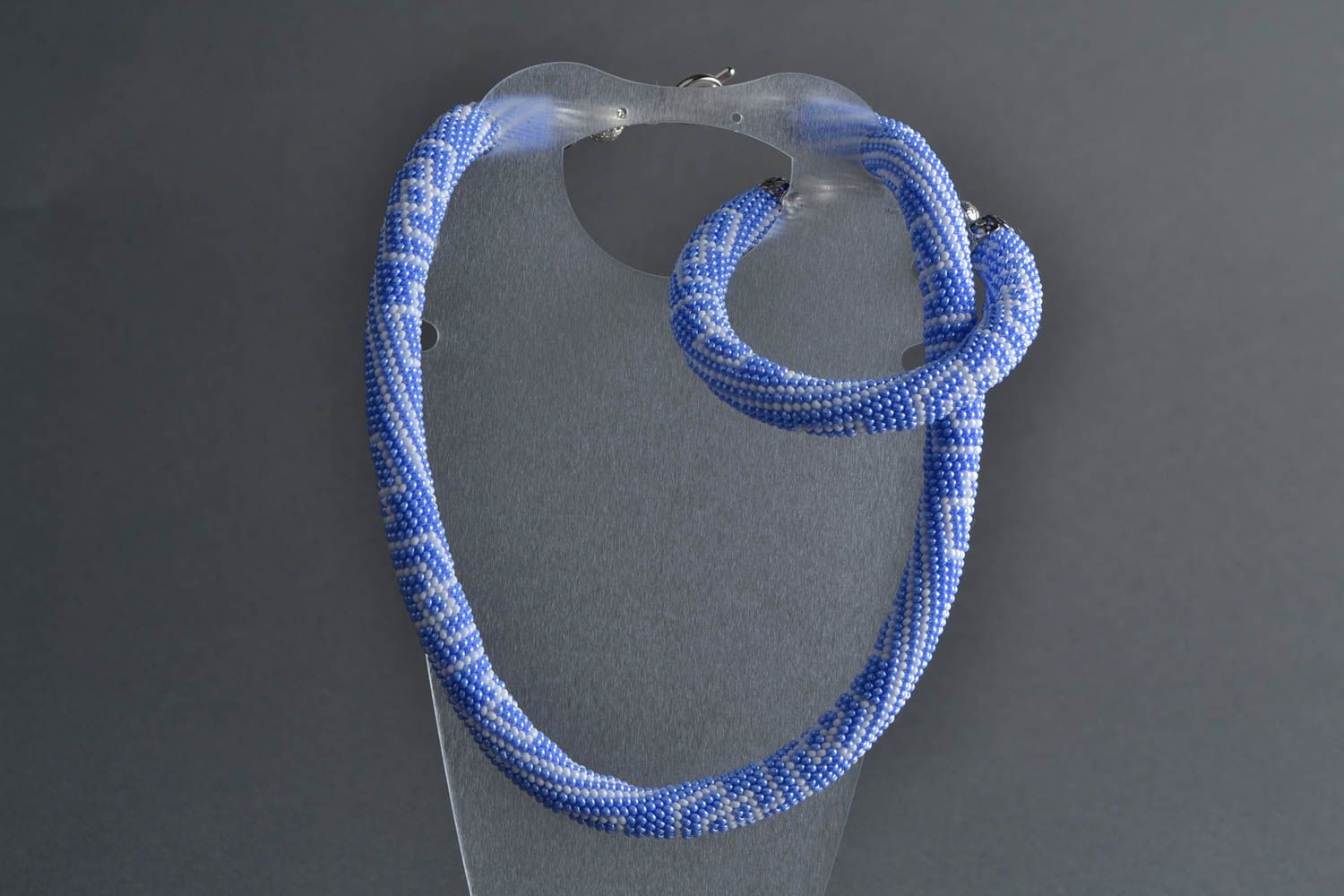 Набор украшений из бисера браслет и жгут голубого цвета с узорами ручная работа фото 5