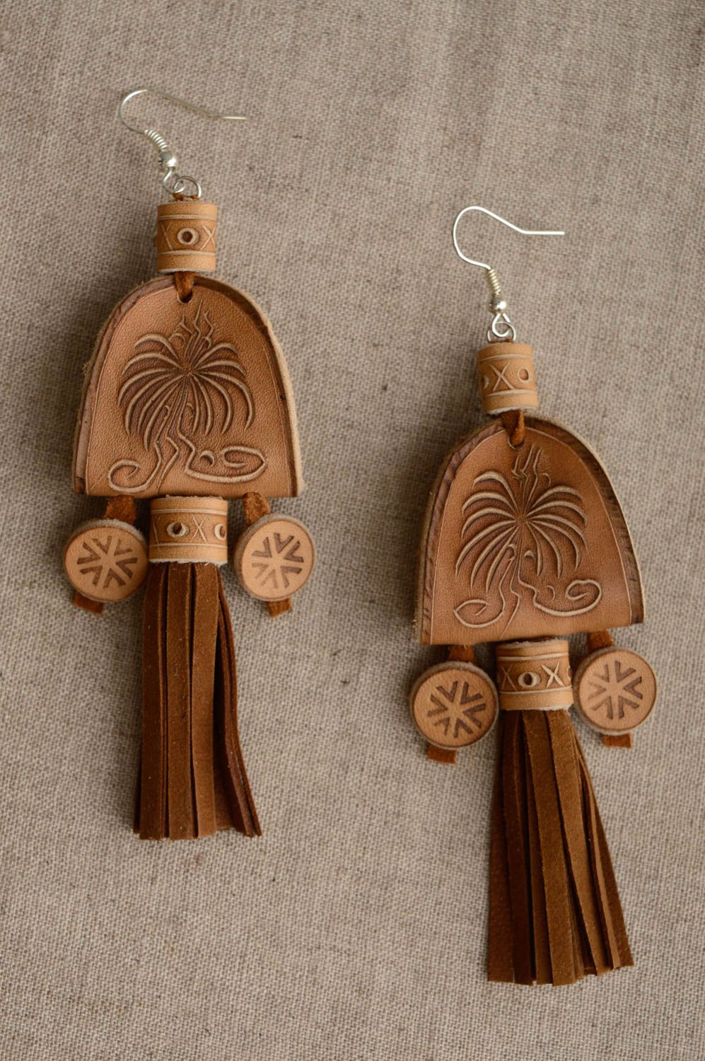 Boucles d'oreilles artisanales de cuir naturel avec ornements faites main photo 4