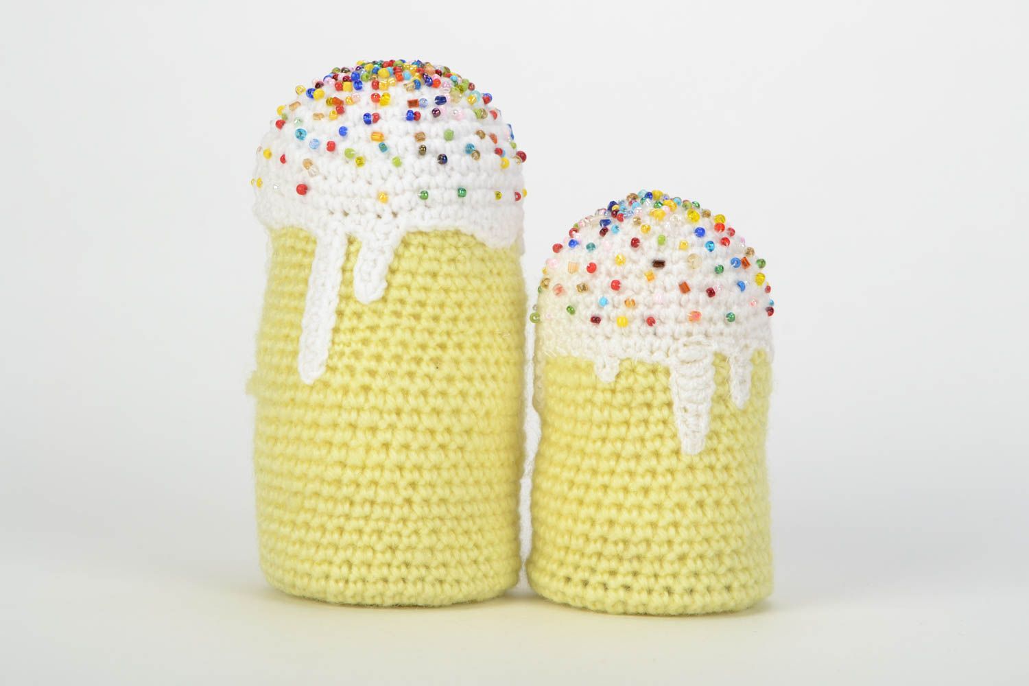 Deux jouets mous tricotés Gâteaux traditionnels de Pâques jaune clair fait main photo 1