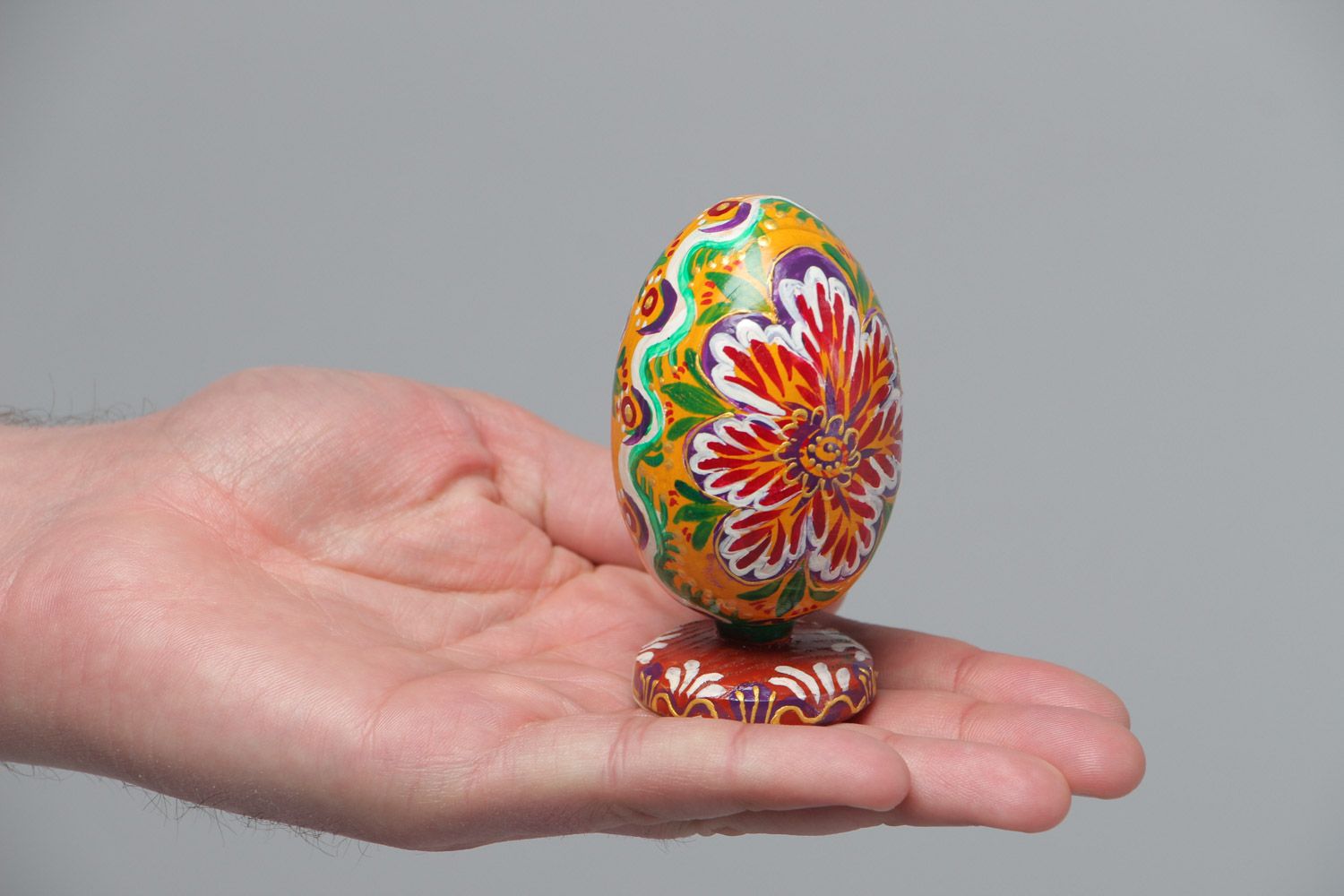 Huevo de Pascua de madera pintado barnizado en soporte artesanal Vida florece foto 5
