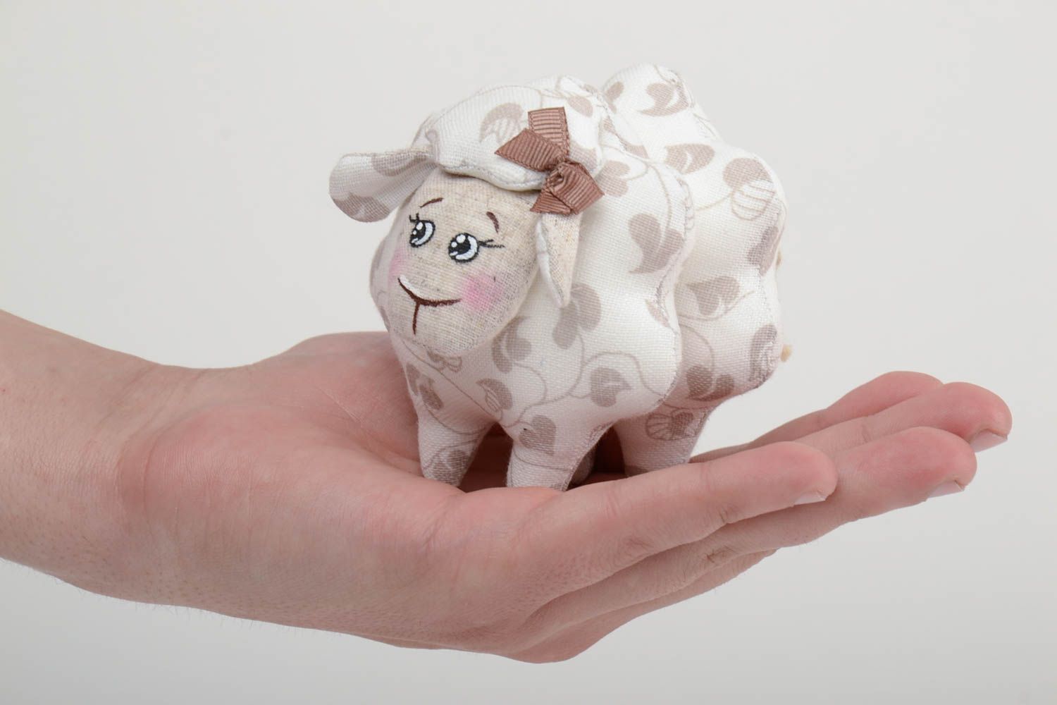 Handgefertigtes Textil Kuscheltier Schaf schön nett künstlerisch für Kinder  foto 5