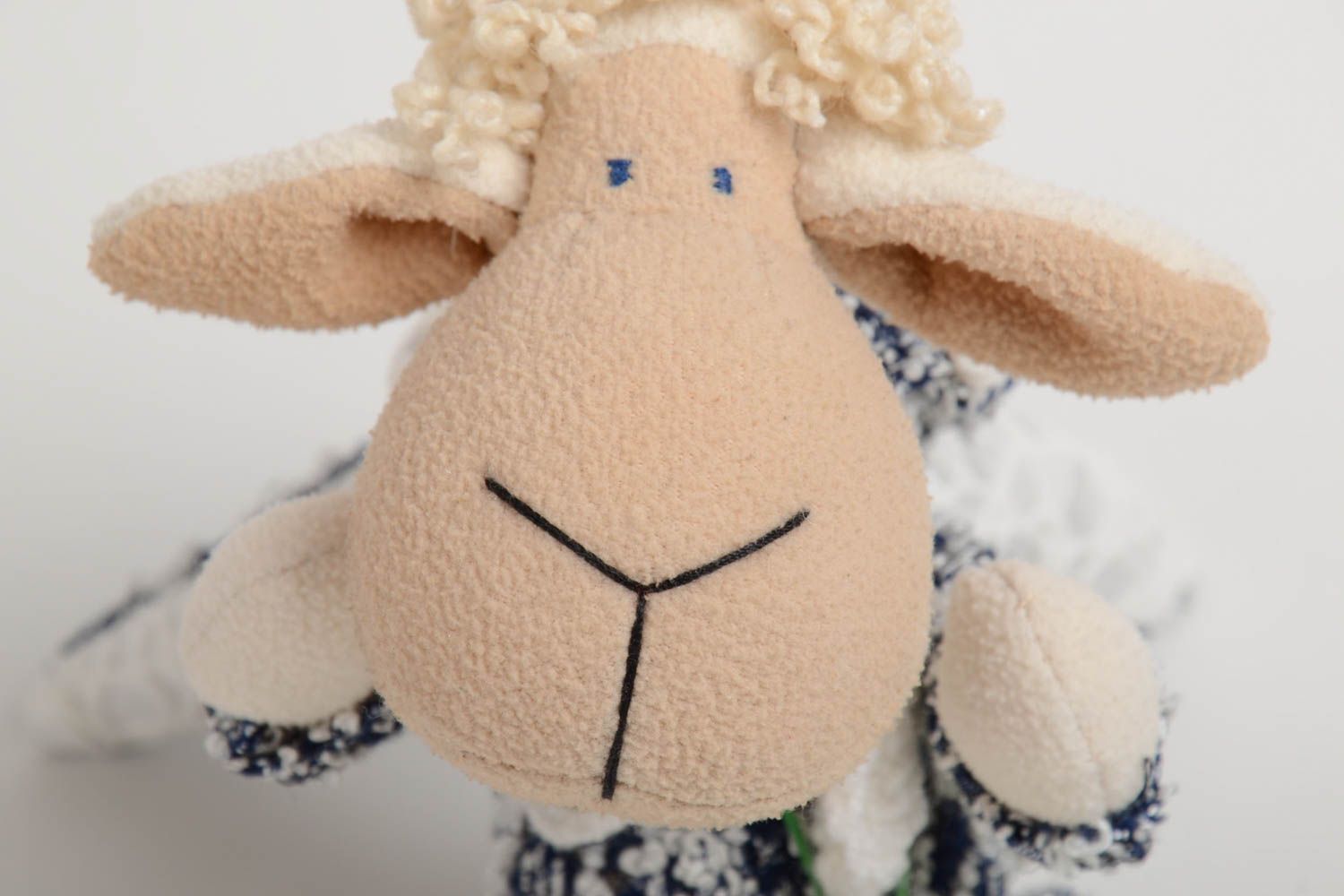 Оригинальная мягкая игрушка ручной работы овечка из натуральных тканей и флиса фото 4