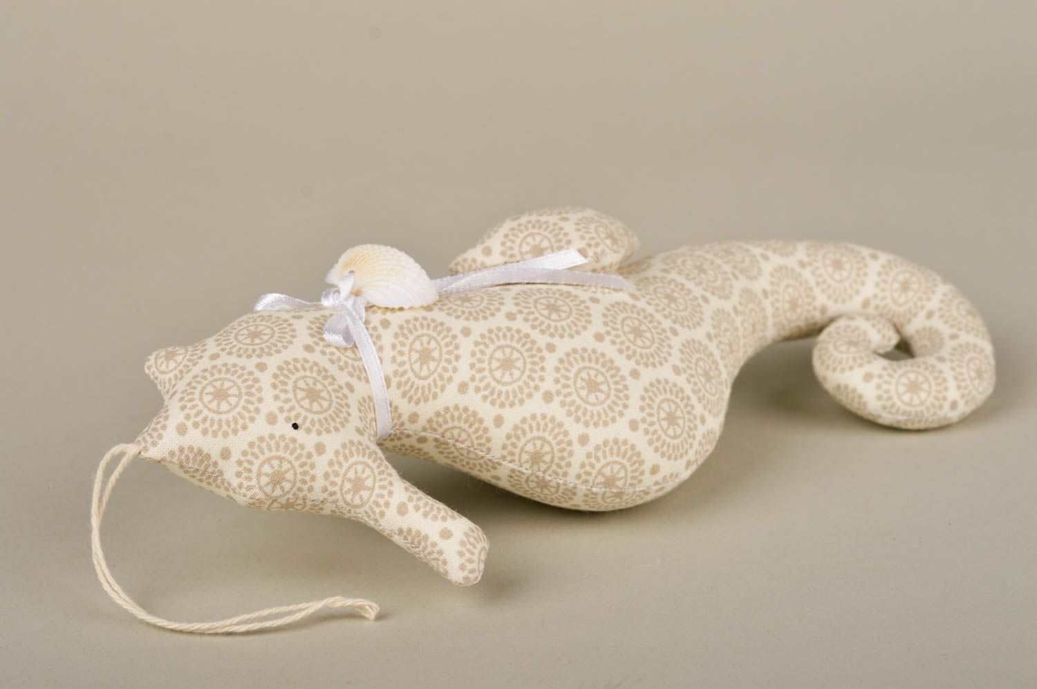 Мягкая игрушка хэнд мэйд декор для дома мягкая подвеска бежевый морской конек фото 5