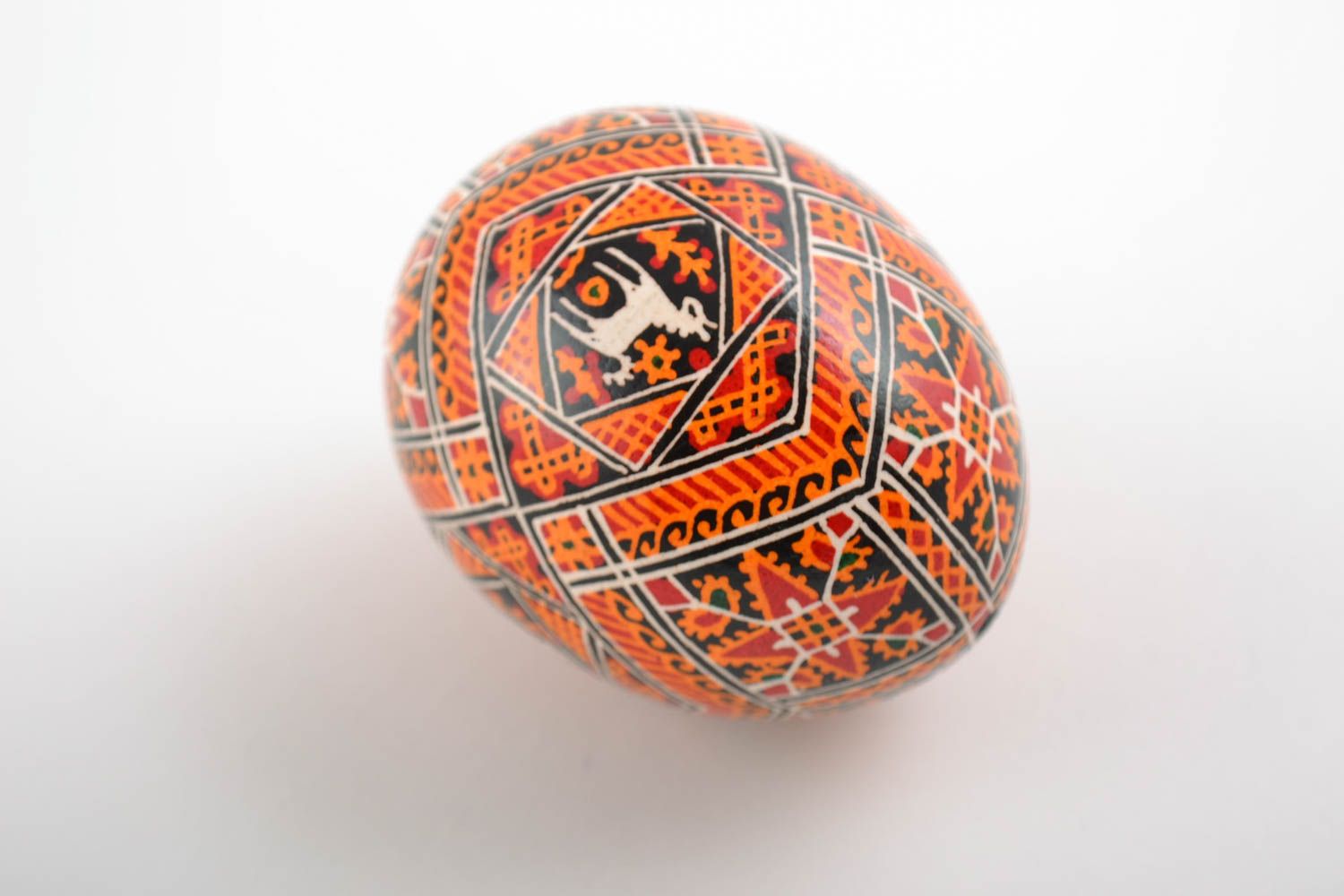 Huevo de Pascua de gallina pintado con arcílicos artesanal con ornamentos foto 3