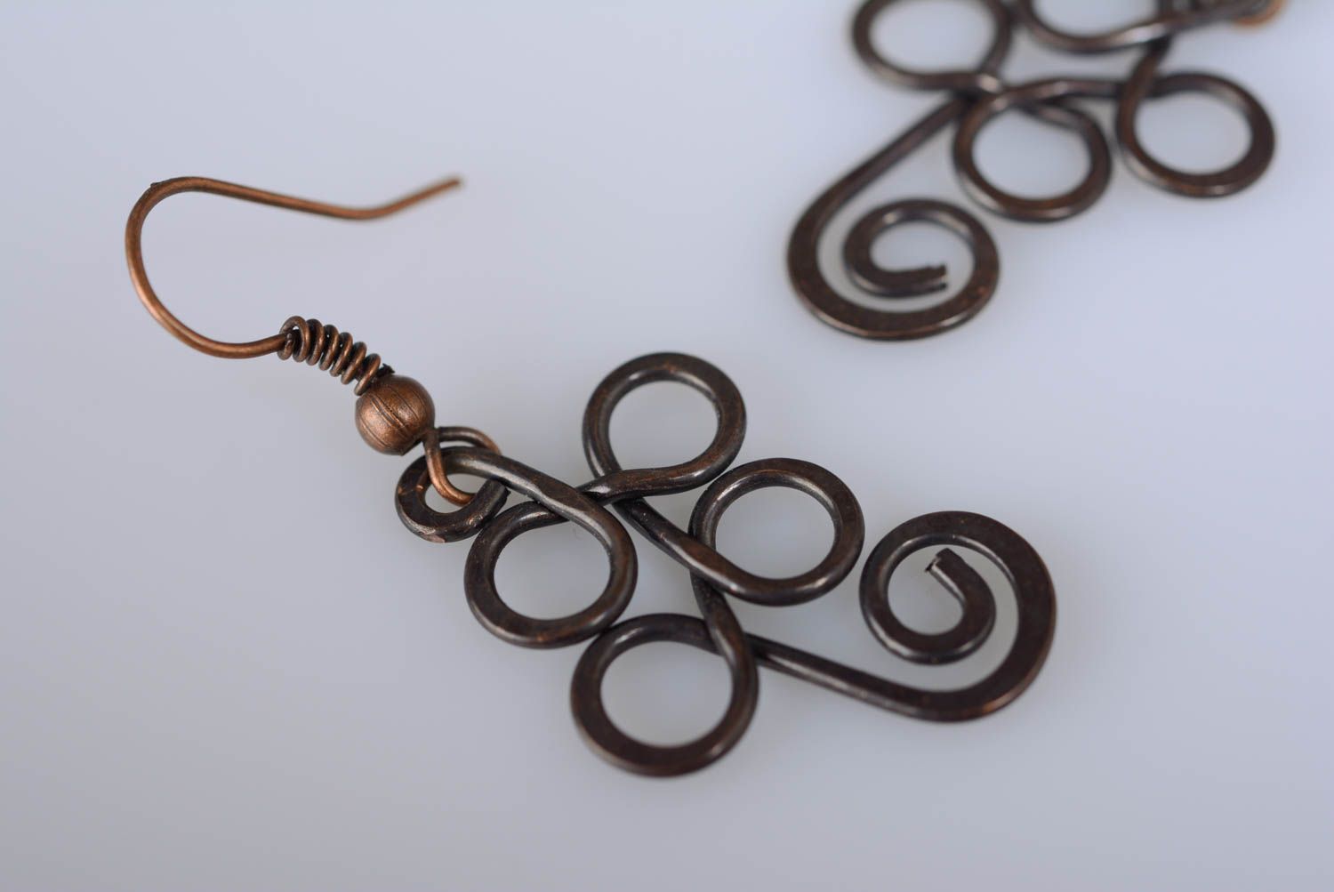 Pendientes de cobre artesanales en la técnica de alambrismo delicados femeninos foto 2