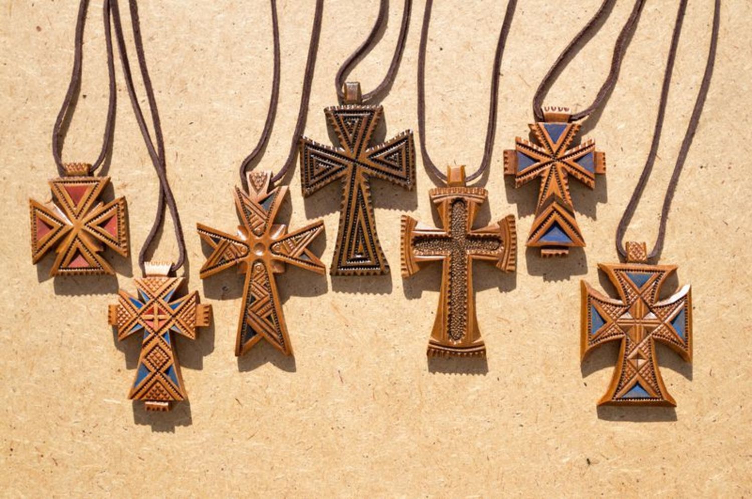 Croce di legno da collo fatta a mano Croce intagliata in legno Croce con laccio
 foto 2