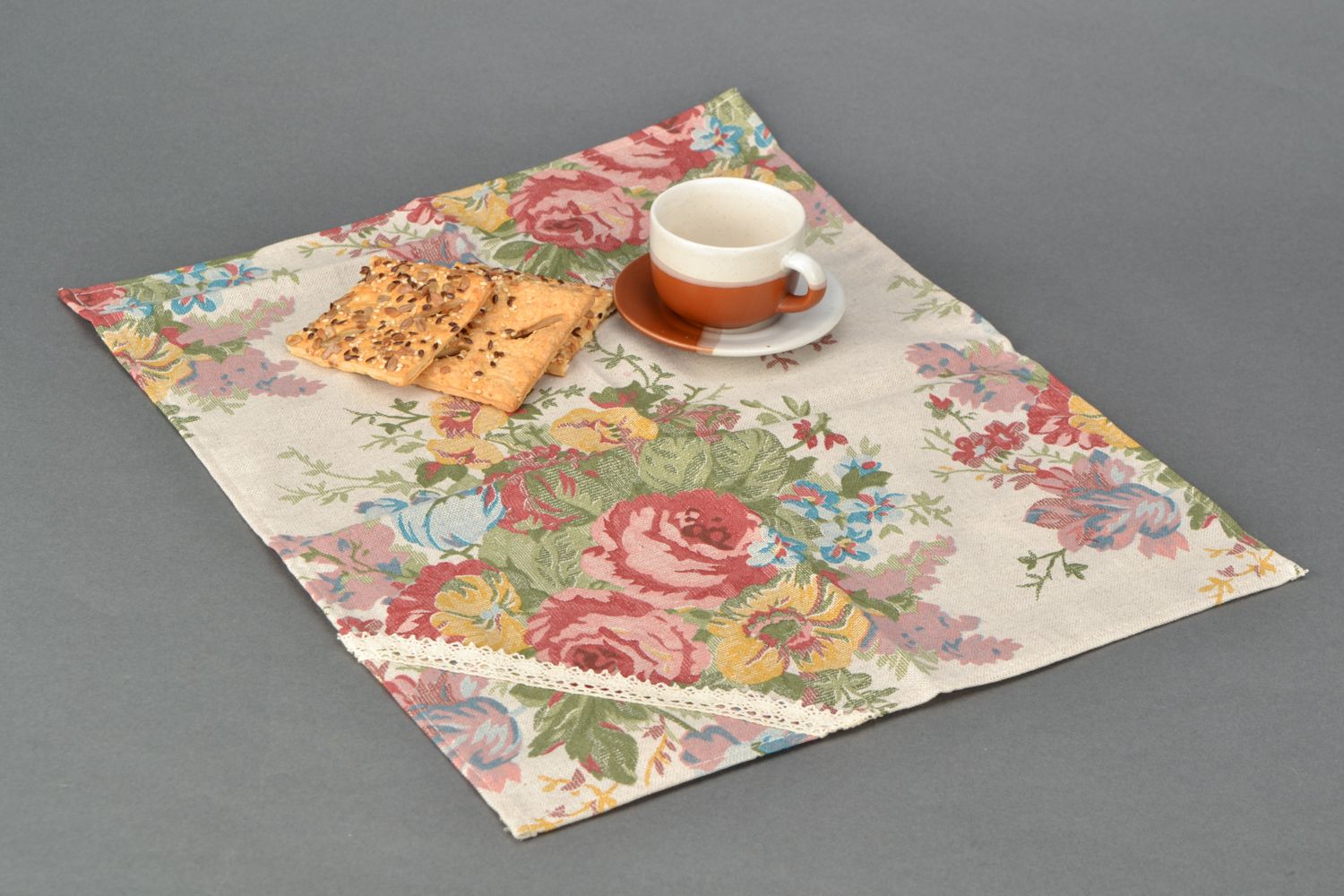 Декоративная салфетка из ткани с кружевом фото 1