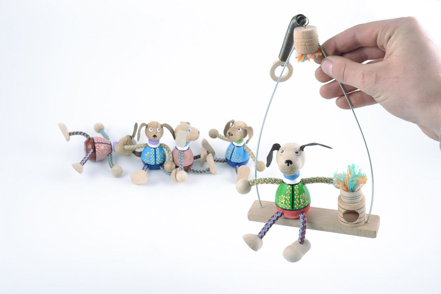 Öko Spielzeug aus Holz Anhänger für Kinderzimmer handmade Hund auf der Schaukel foto 1