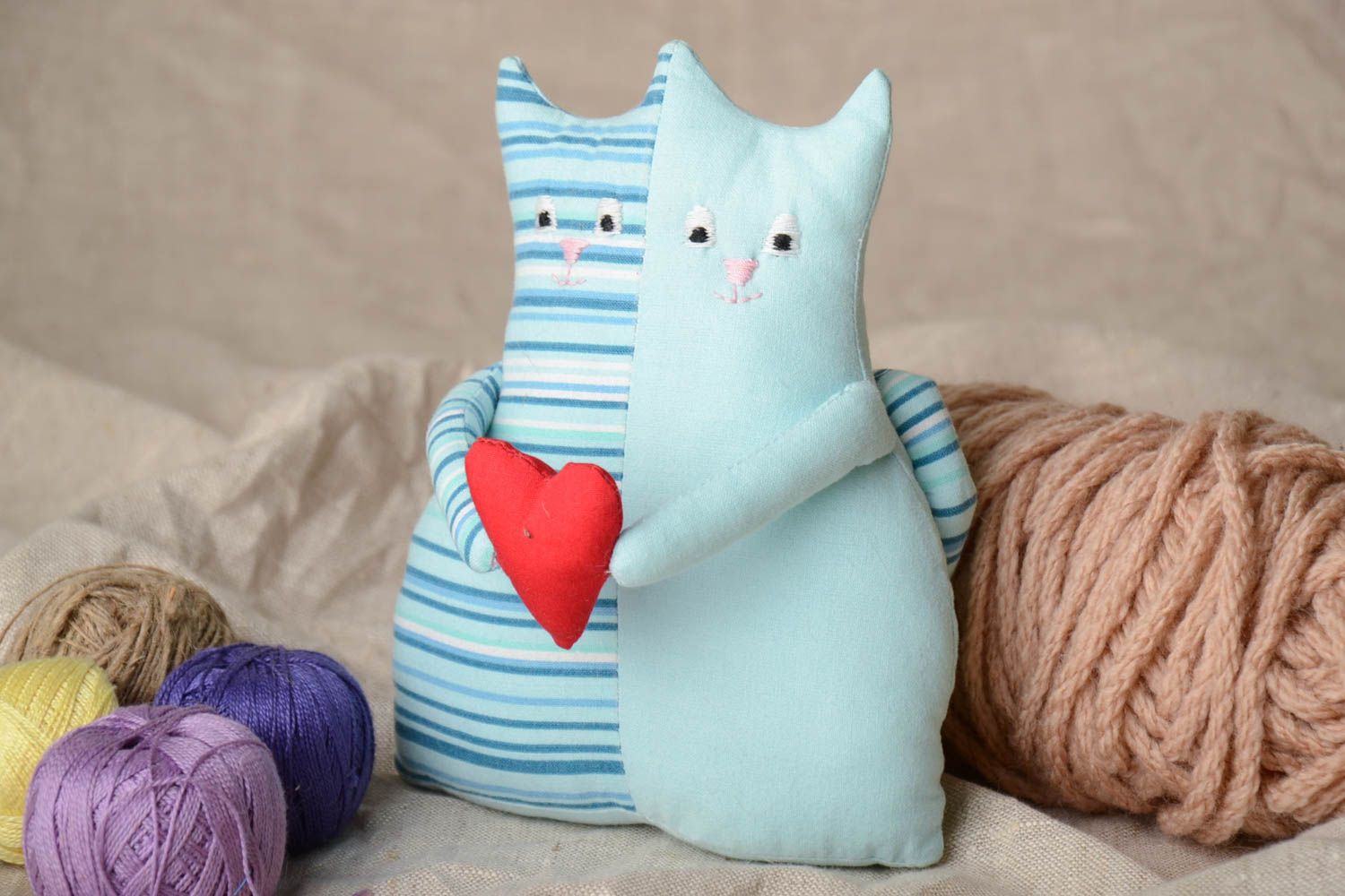Peluche décorative en toile de coton bleues faites main chats inséparables photo 1