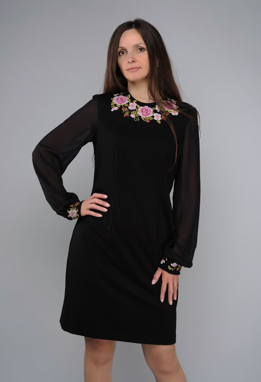 Schwarzes Kleid aus Trikotage und Chiffon foto 5