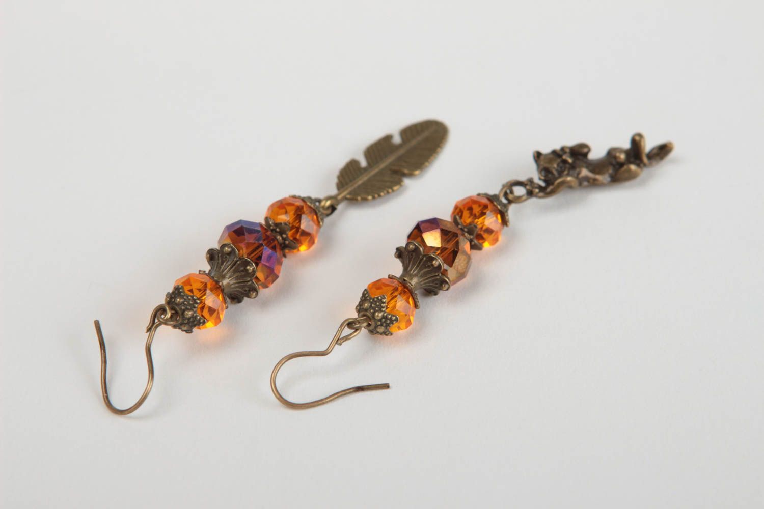 Schöne braune feine elegante handgemachte Ohrringe aus Metall mit Glasperlen foto 4