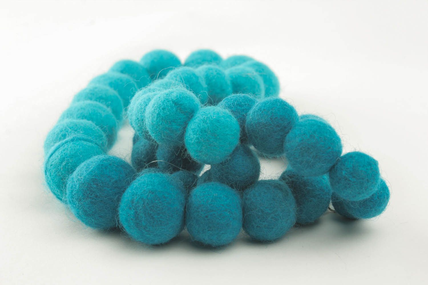 Blaue Perlenkette aus Wolle foto 1