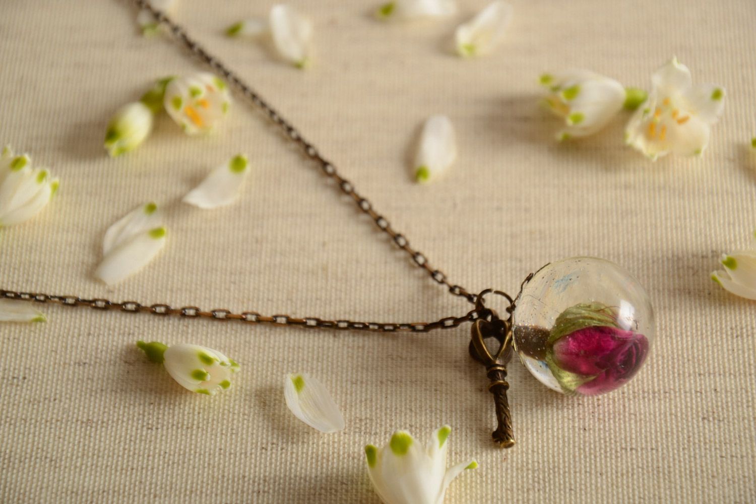 Colgante en cadena con flor natural en resina epoxi rosa y llave hecho a mano foto 1
