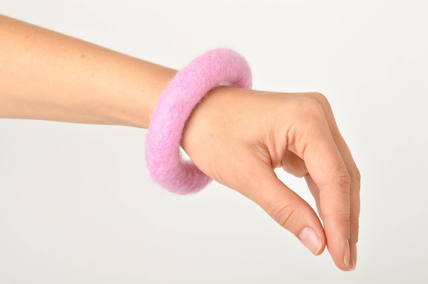 Bracelet fantaisie en laine Bijou fait main design rose Accessoire femme photo 3