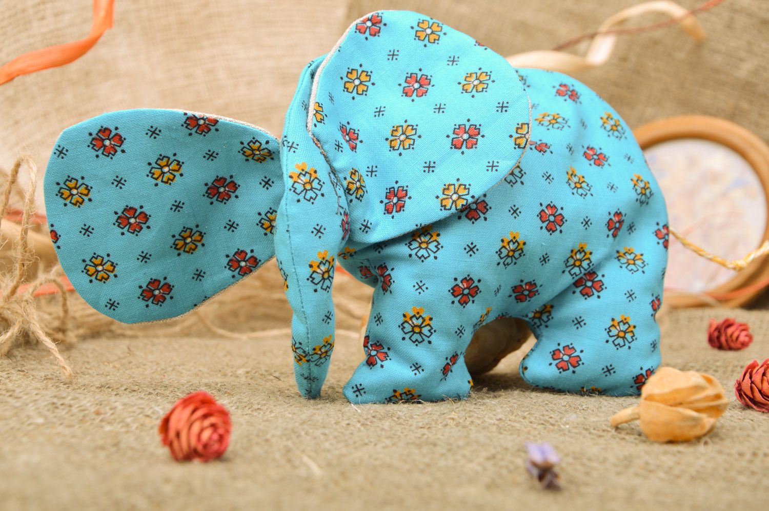 Nettes blaues handmade Kuscheltier Elefant mit Kirschkernen mit Blumenprint  foto 1