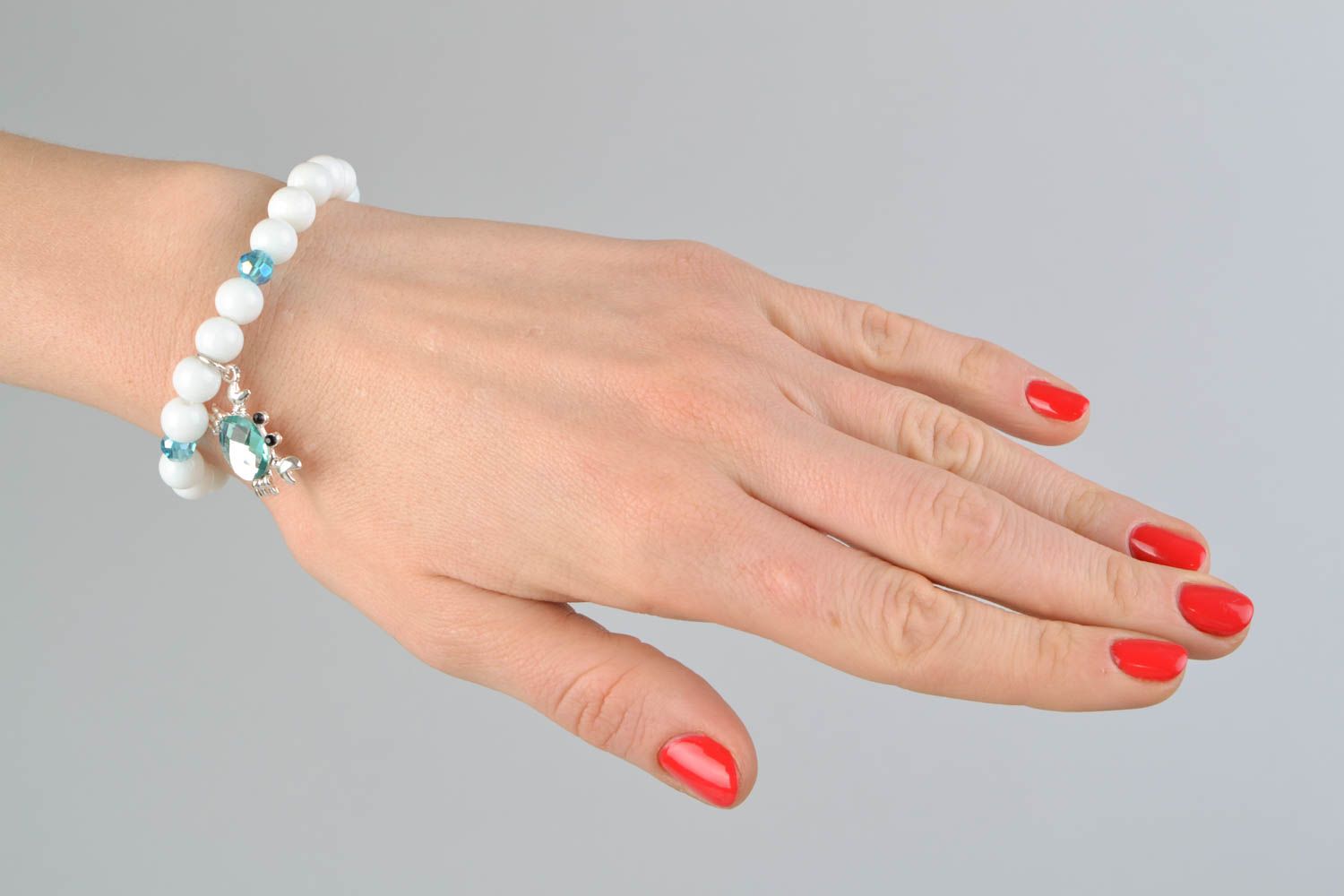 Bracelet en agate blanche et métal fait main à motif marin original pour femme photo 2