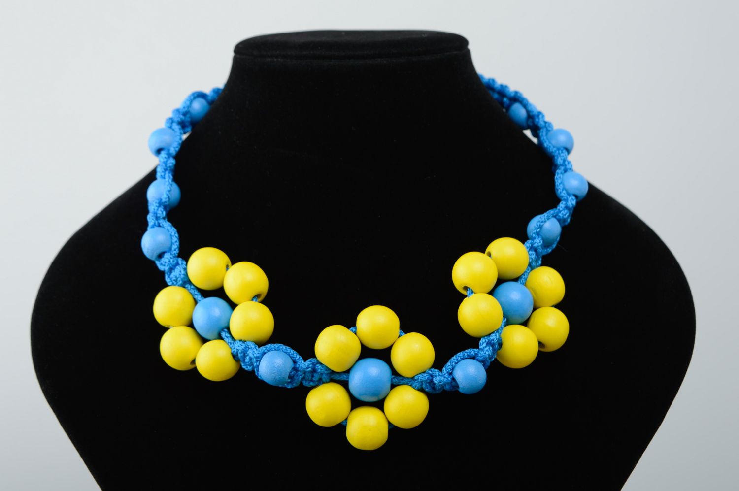 Collier-bandeau fait main jaune et bleu en macramé avec perles en bois photo 4