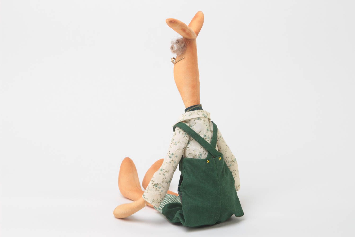 Оригинальная мягкая кукла заяц в зеленом комбинезоне из хлопка ручной работы фото 4