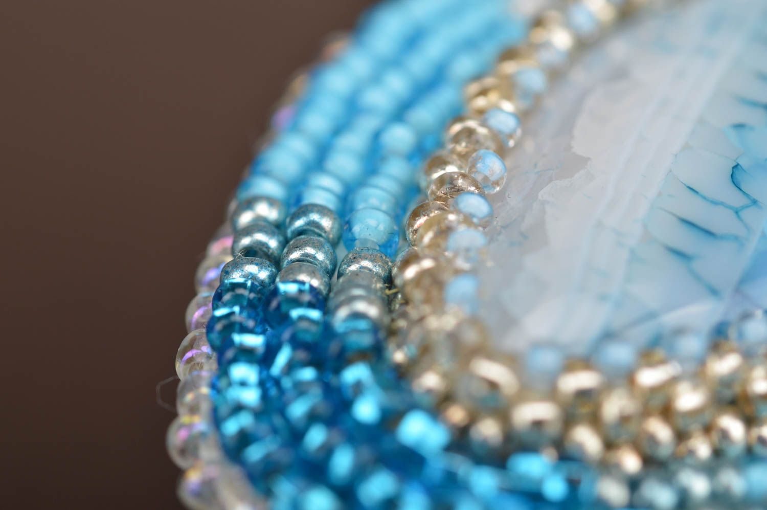 Bestickte Brosche mit Achat und Glasperlen blau handmade Wildleder Basis oval foto 4