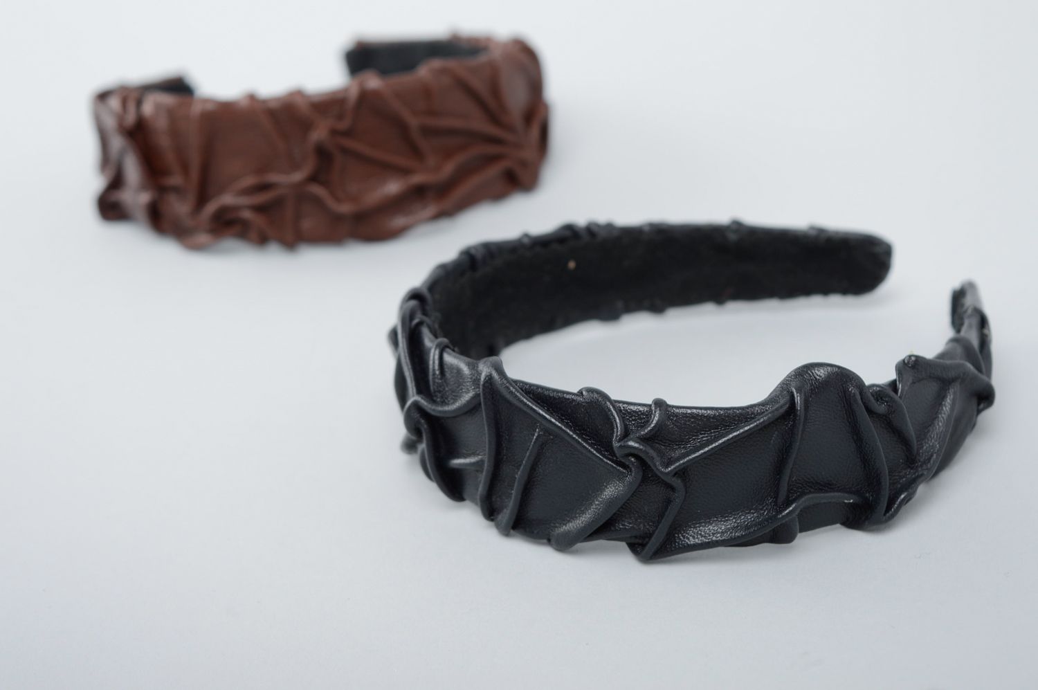 Black relief leather headband photo 5