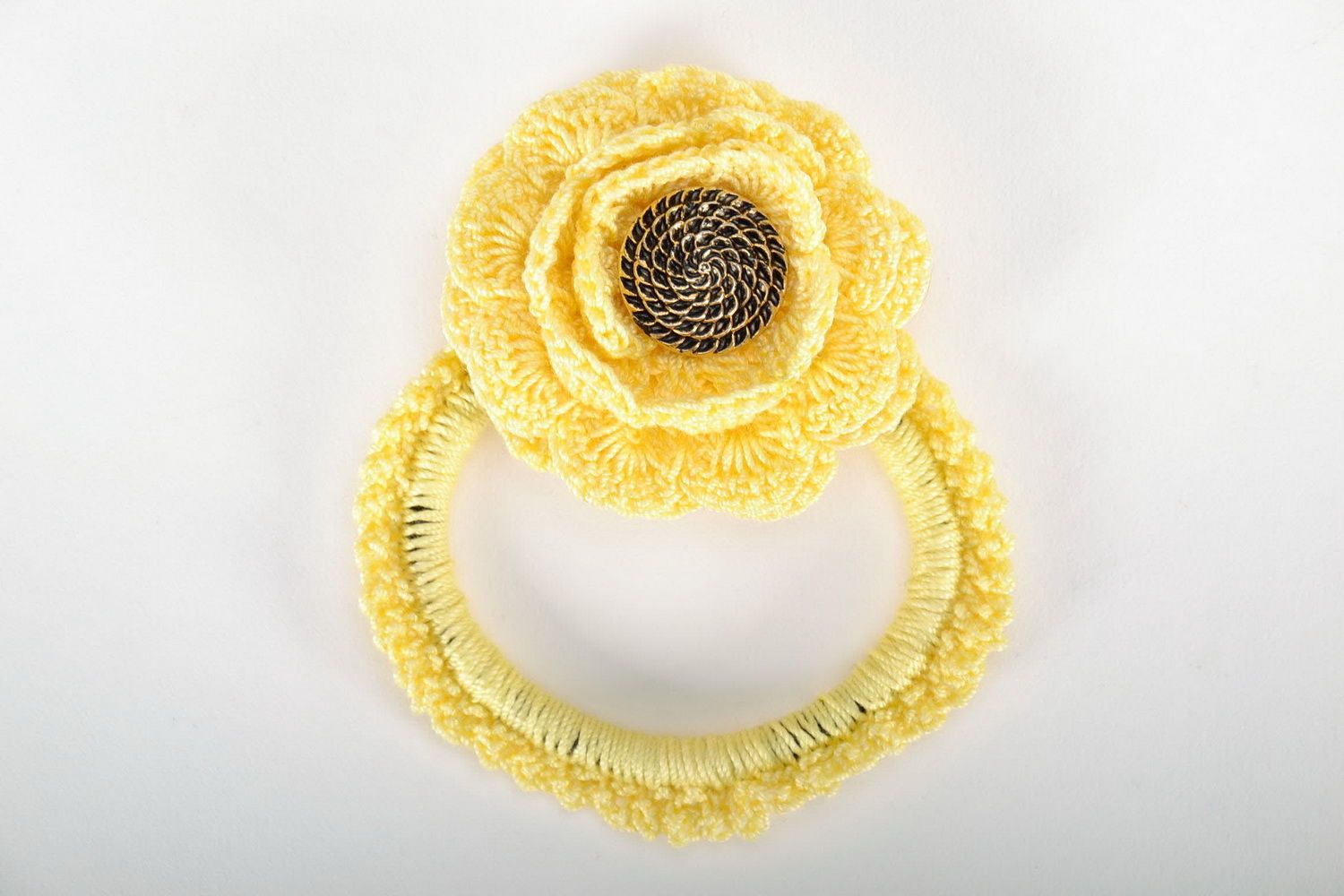 Gelber handgemachter Haargummi mit Blume foto 3