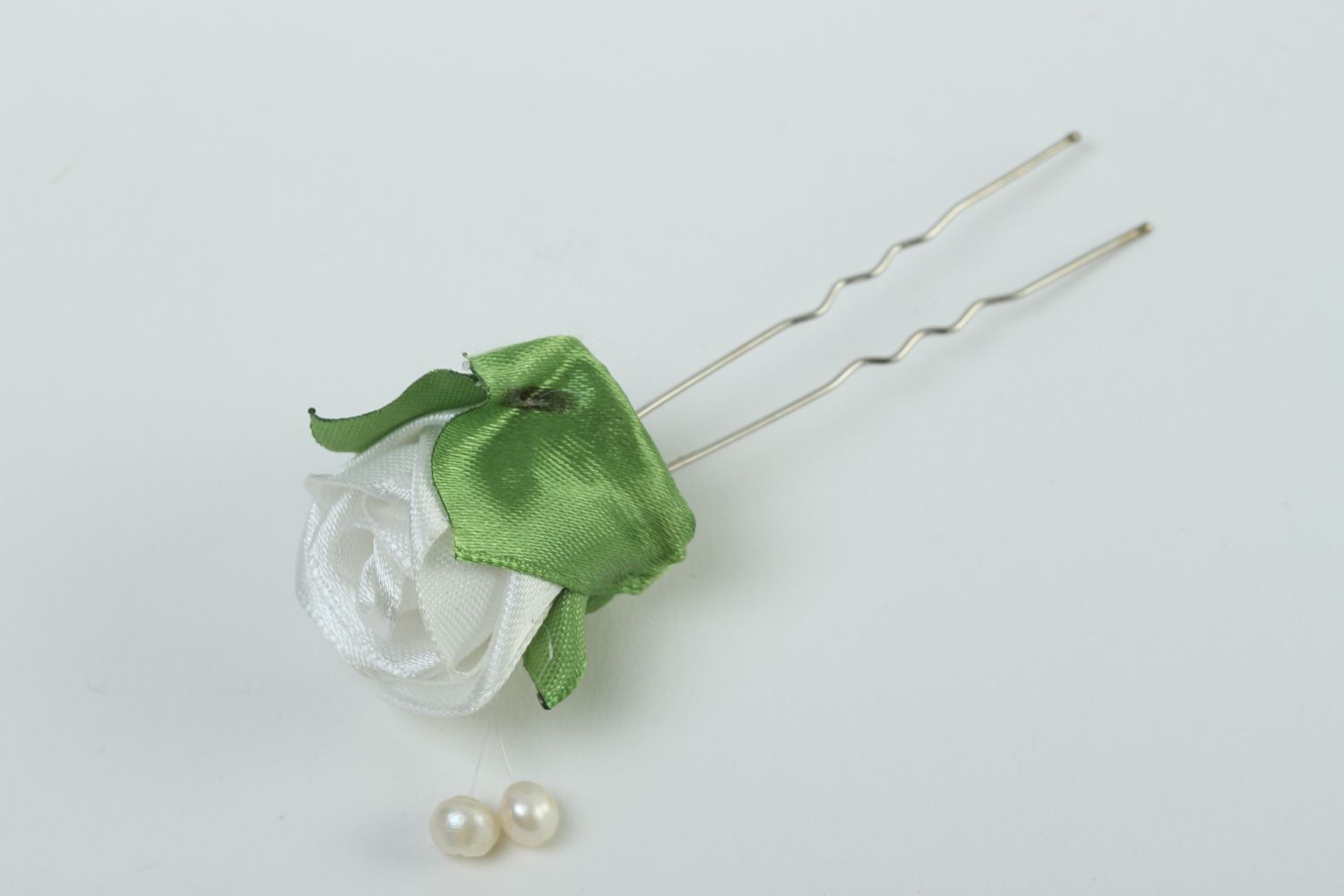 Weiße Blumen Haarnadel handgemachter Schmuck Haar Accessoire aus Atlasbändern  foto 2