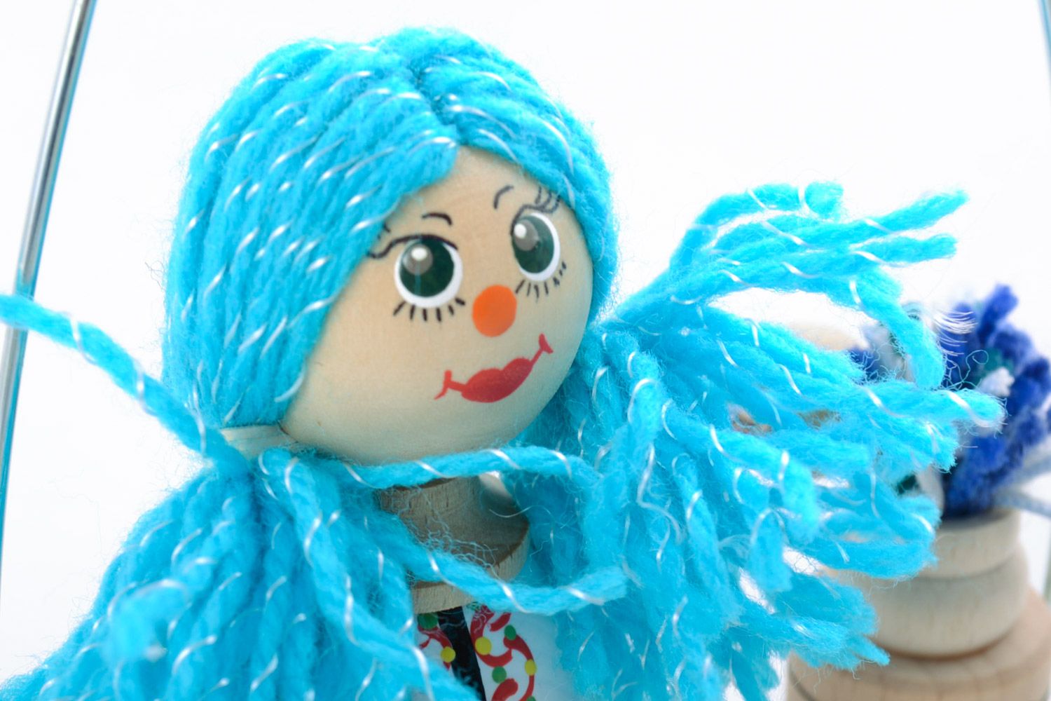 Деревянная эко игрушка девочка с голубыми волосами расписная милая ручной работы фото 3