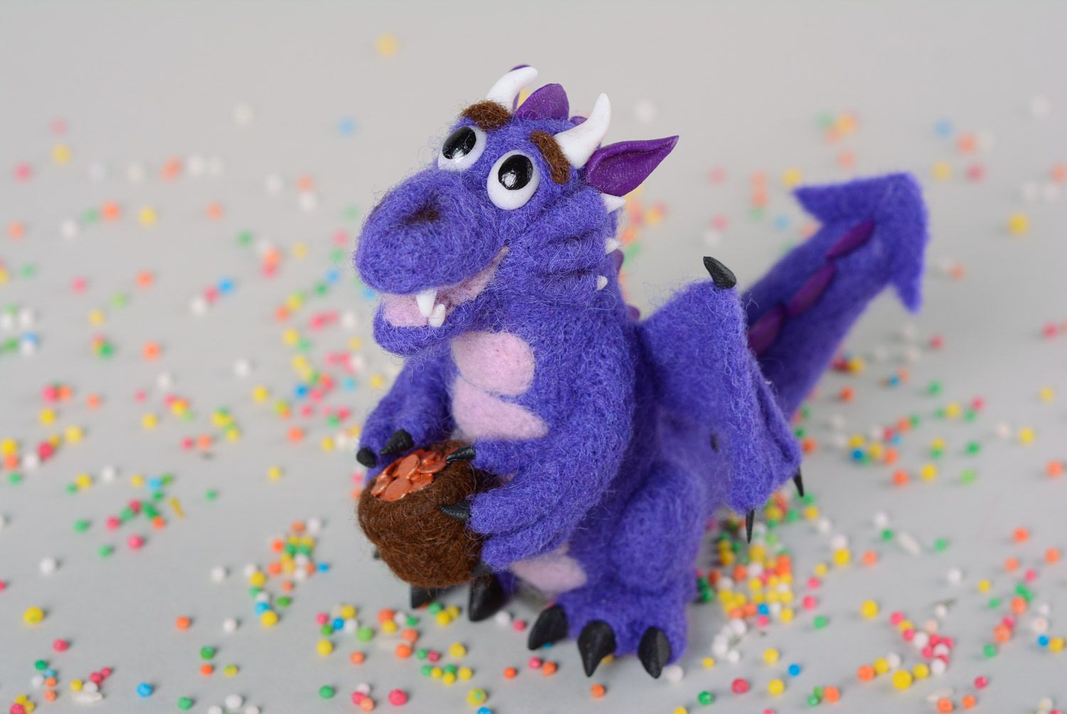 Petit jouet en laine feutrée et pâte polymère fait main original dragon violet photo 1