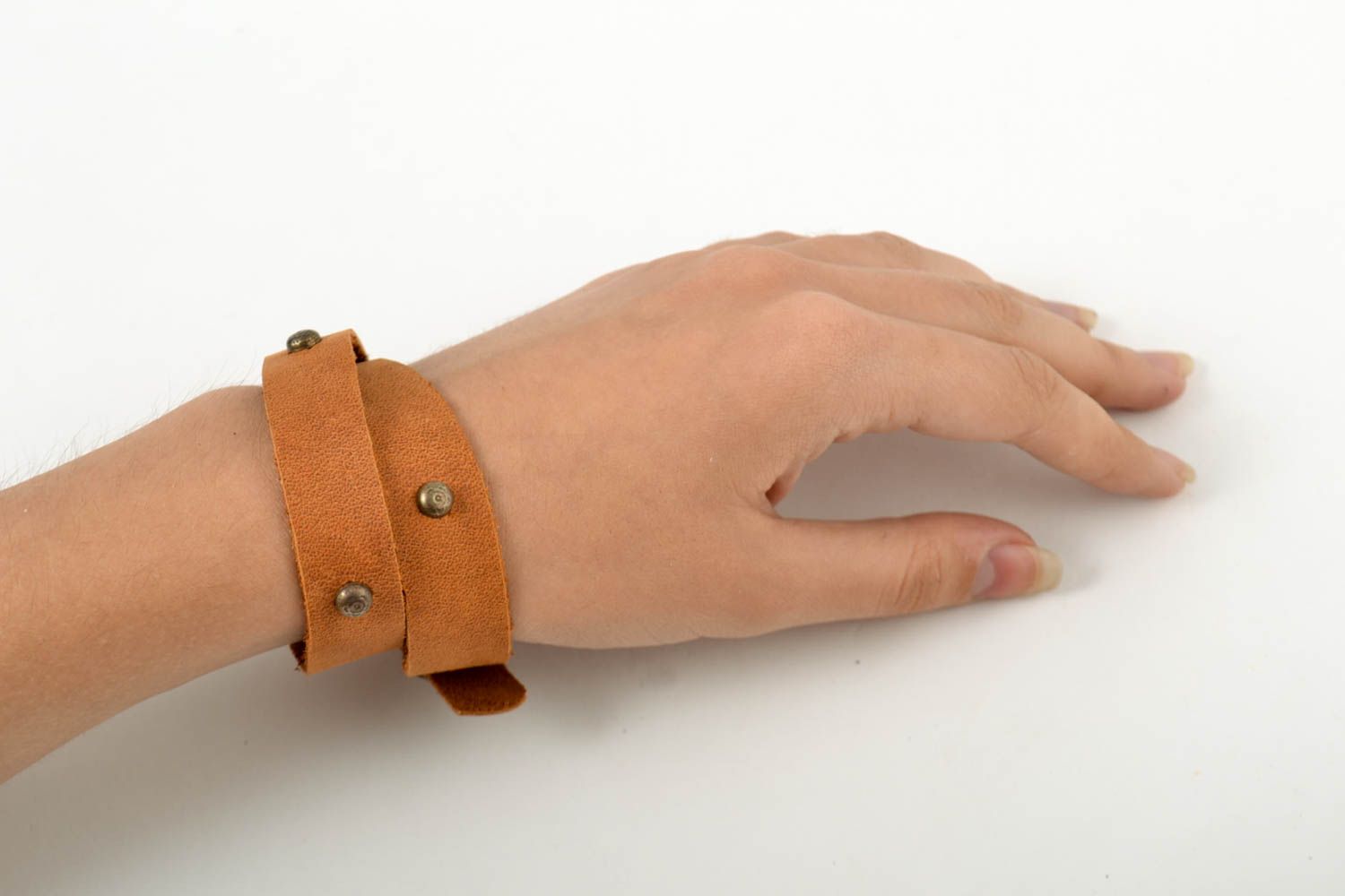 Широкий кожаный браслет хэнд мэйд коричневый браслет на руку украшение из кожи фото 1