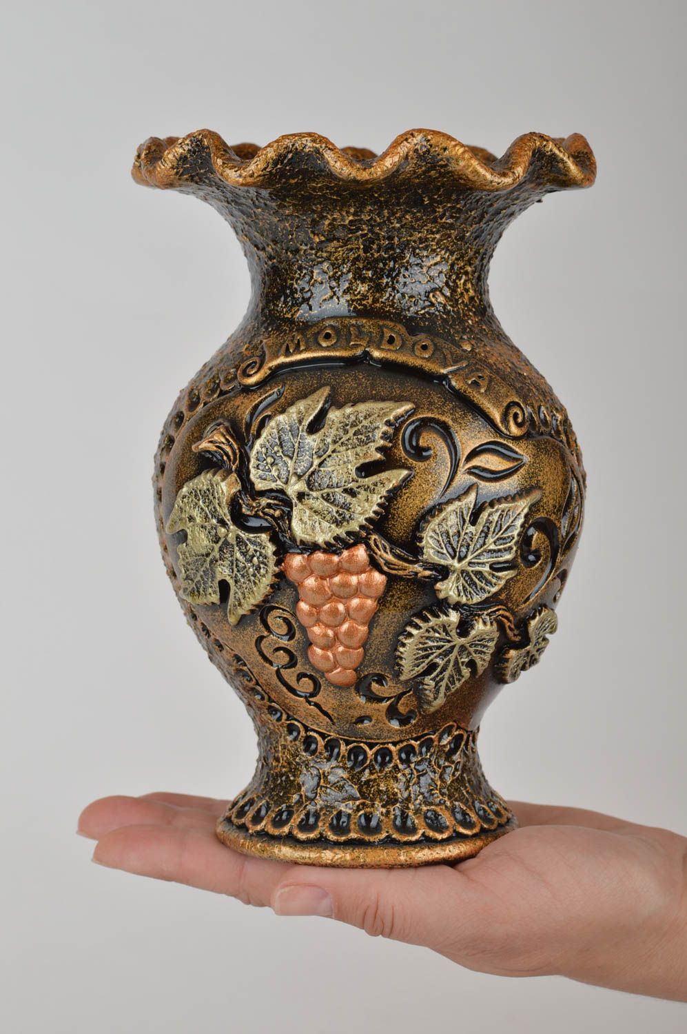 Глиняная ваза маленькая настольная золотистая ручной работы объемом 500 мл фото 3