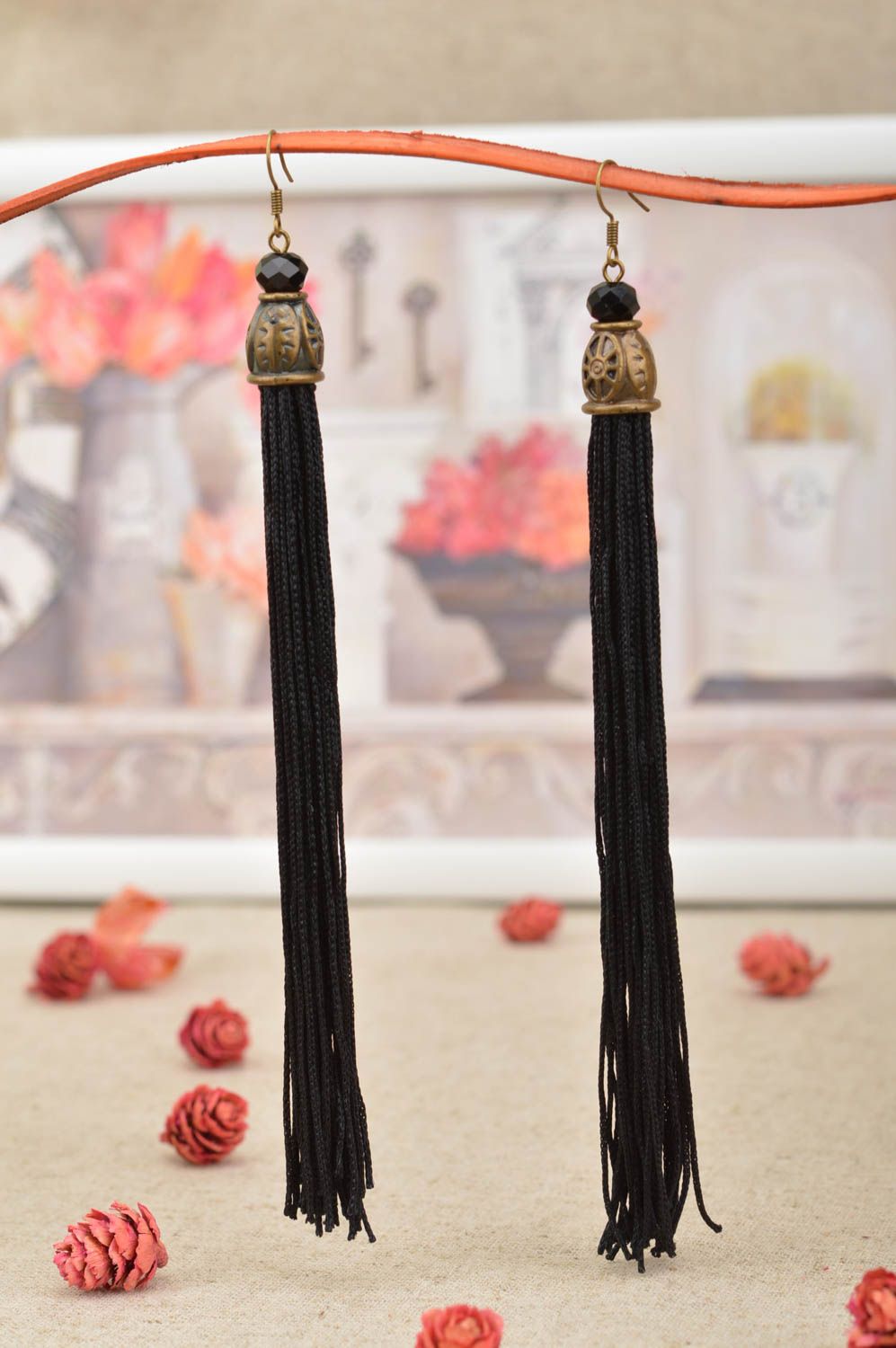 Длинные черные серьги с кисточками из шнуров красивые аксессуар ручной работы фото 1