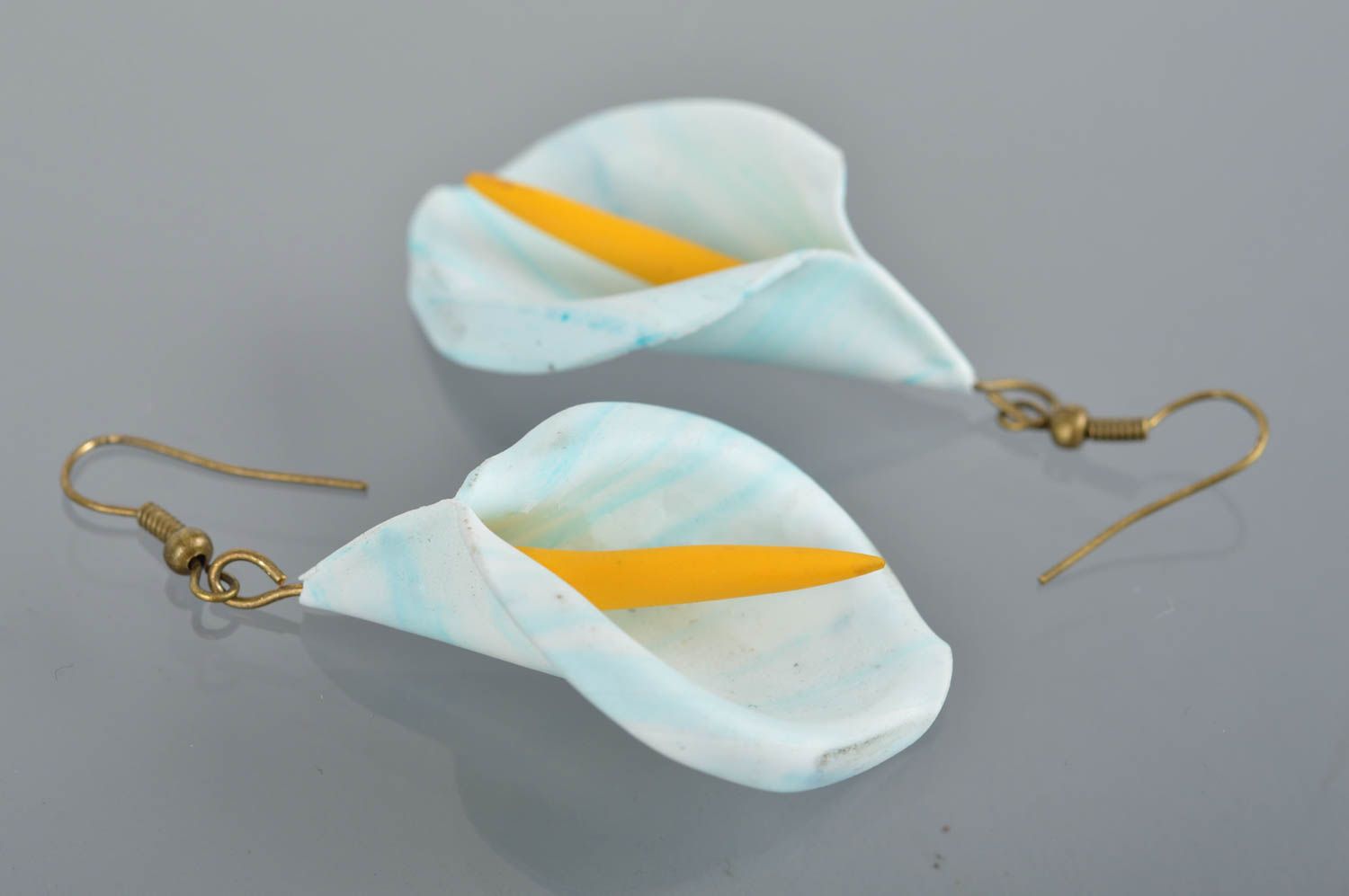 Серьги из полимерной глины ручной работы красивые белые с голубым и желтым Каллы фото 2