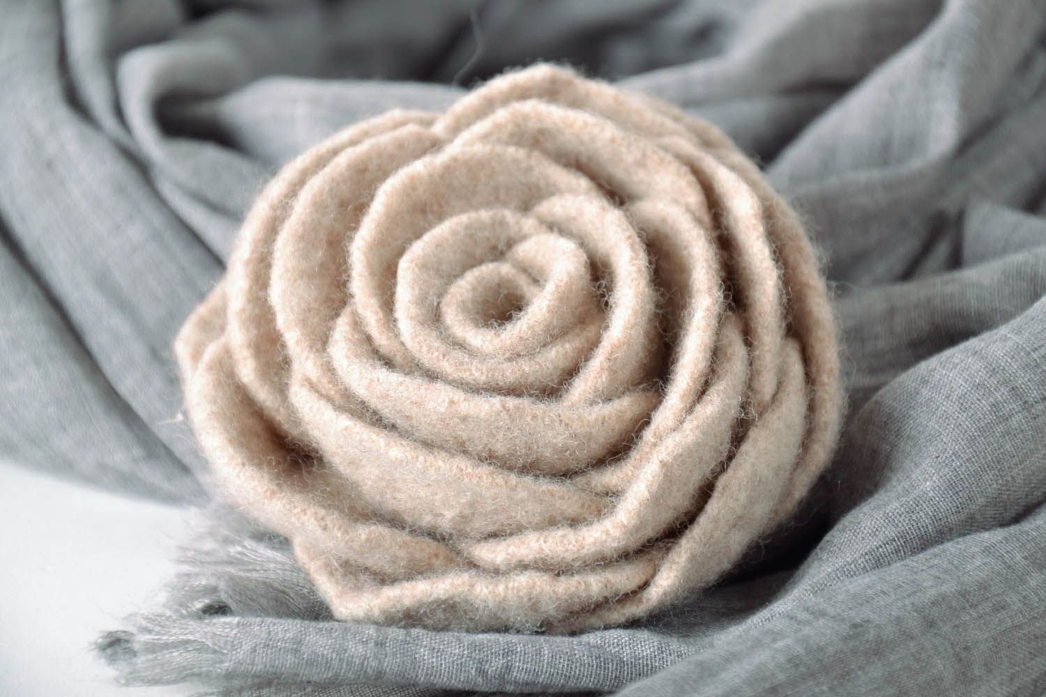 Broche artisanale en laine  La rose blanche photo 1